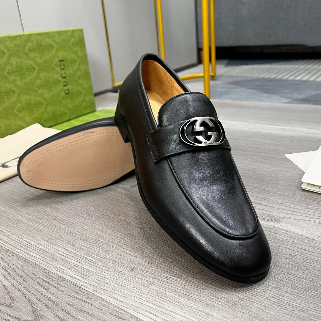 Ex-factory price: 480💰-(Gucci) men’s loafers! Genuine molded horsebit, a classic must-have for your shoe cabinet! The feet are particularly delicate! This Gucci original version is a set last, and we are consistent with the counter! Therefore, it is more comfortable in terms of last shape and comfort! Take it to the counter and compare at will! Good shoes are more than just what they make! But grasp the essence from the inside out! Material: Imported first-layer cowhide! Genuine leather outsole imported from Italy, size: 39-44 (38/45 customized, non-refundable)